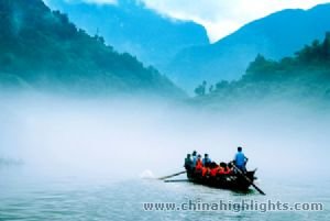 Take a small boat to the Shennong Stream. Take a small boat to the Shennong Stream.